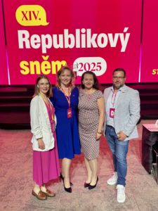 Starostové a nezávislí STAN - celostátní sněm 2025 - Adélka, Michaela Matoušková - náměstkyně ministra zdravotnictví, Jana a Michal Frantík